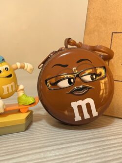 SET MONEDERO DE METAL Y FIGURILLA DISEÑO M&M M AND M