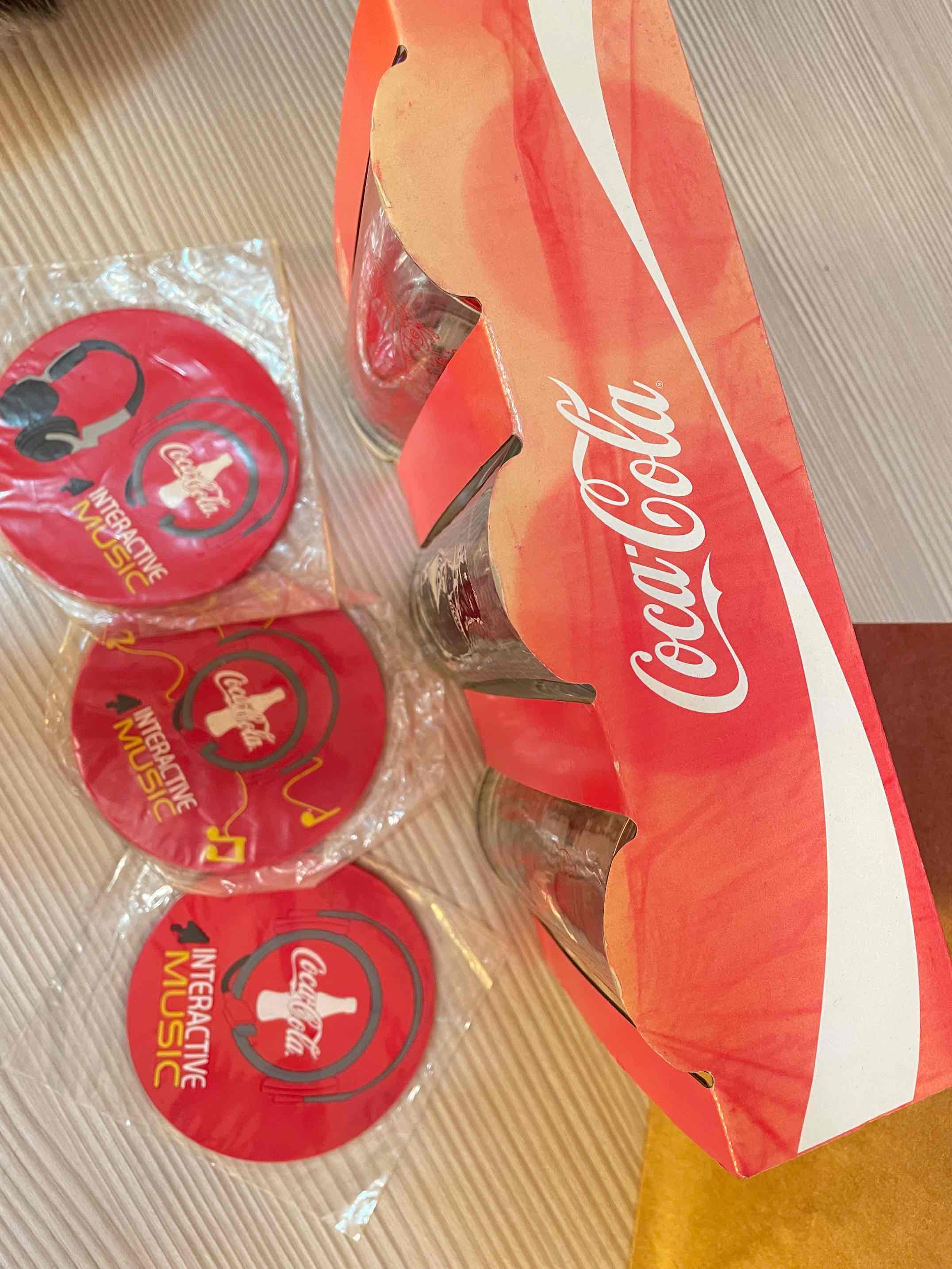 PACK 3 POSAVASOS Y VASOS COLECCIONABLES COCA COLA METÁLICOS Y DE GOMA CON EMPAQUE COKE - Image 2