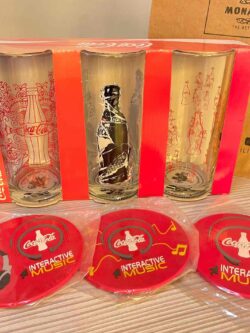 PACK 3 POSAVASOS Y VASOS COLECCIONABLES COCA COLA METÁLICOS Y DE GOMA CON EMPAQUE COKE