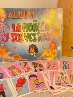 ANTIGUO ALBUM LA MUÑECA Y SUS VESTIDOS CON FIGURITAS COMPLETAS SIN PEGAR