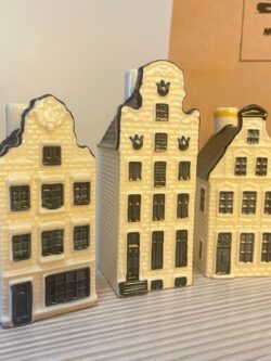 SET 3 CASITAS HOLANDESAS DE LOZA BOTELLA LICORERA COLECCIÓN KLM VACIAS